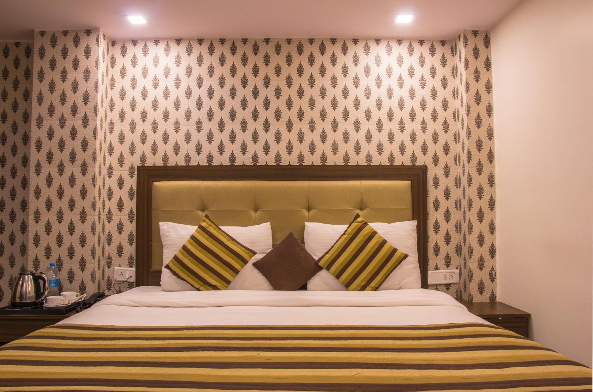 Hotel Pawan Plaza Near Sir Ganga Ram Hospital Delhi  Exterior photo