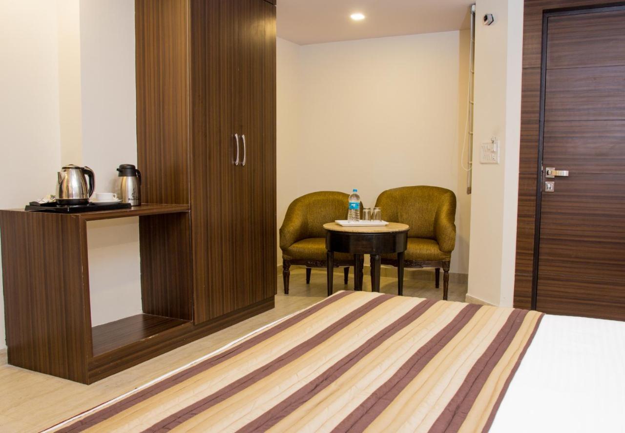 Hotel Pawan Plaza Near Sir Ganga Ram Hospital Delhi  Exterior photo