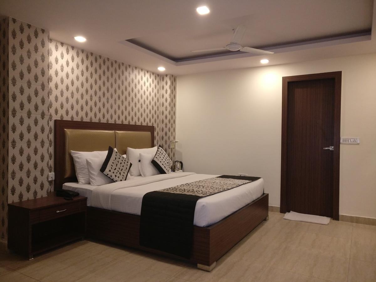 Hotel Pawan Plaza Near Sir Ganga Ram Hospital Delhi  Exterior photo